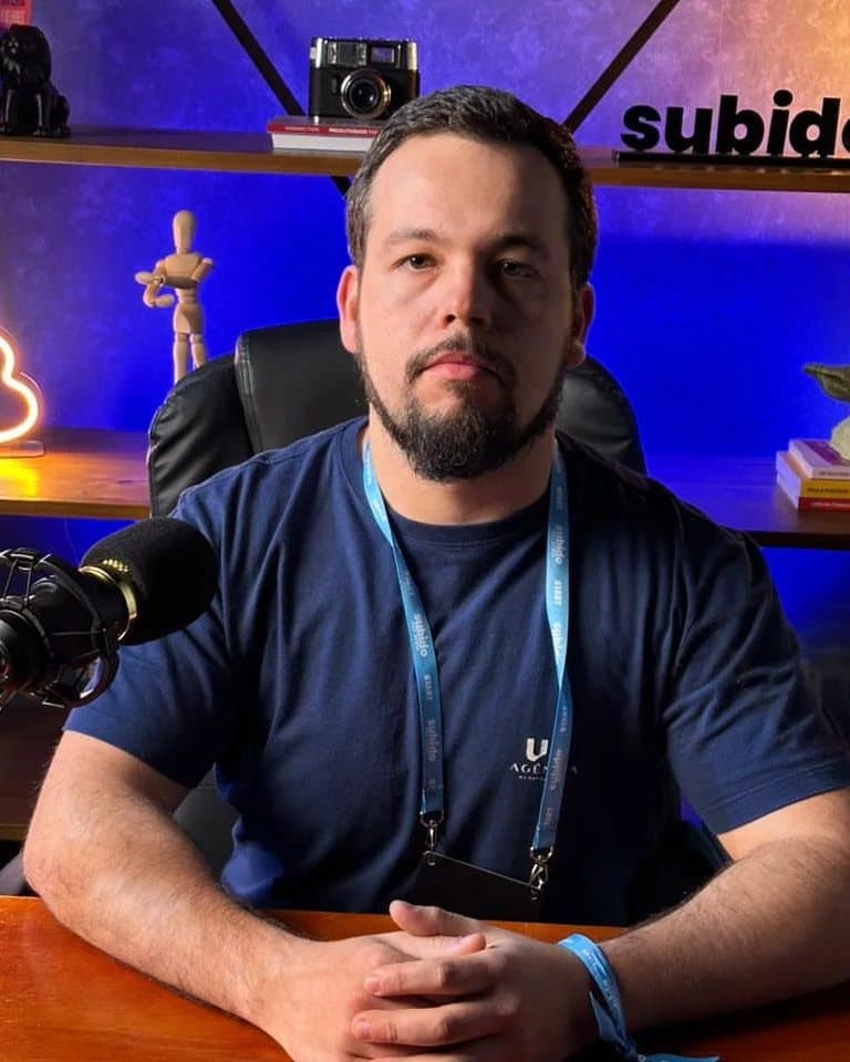 Felipe S. Santos, fundador da Up Assessoria, em estúdio